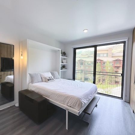 Slope Side Studio In The Heart Of Canyons Village With Heated Pool & Hot Tub! Парк-Сити Экстерьер фото